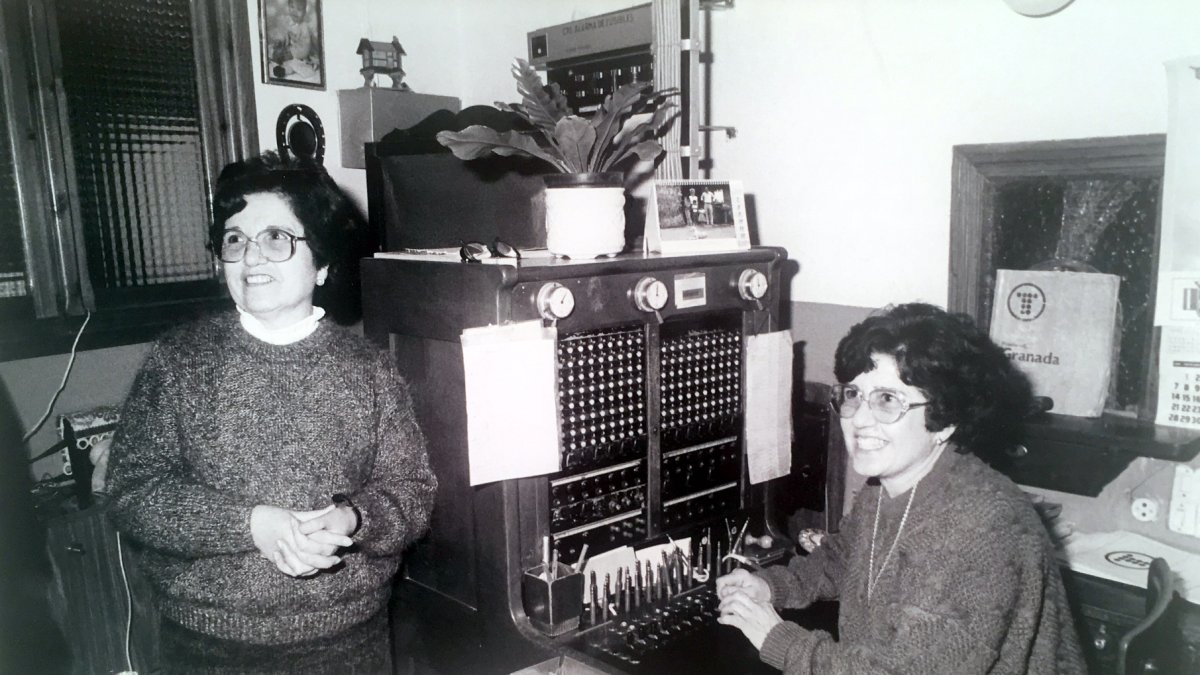 Noviembre de 1988: las dos telefonistas de Fiñana, el último pueblo de la provincia en automatizar el servicio. Foto de José Juan Mullor.