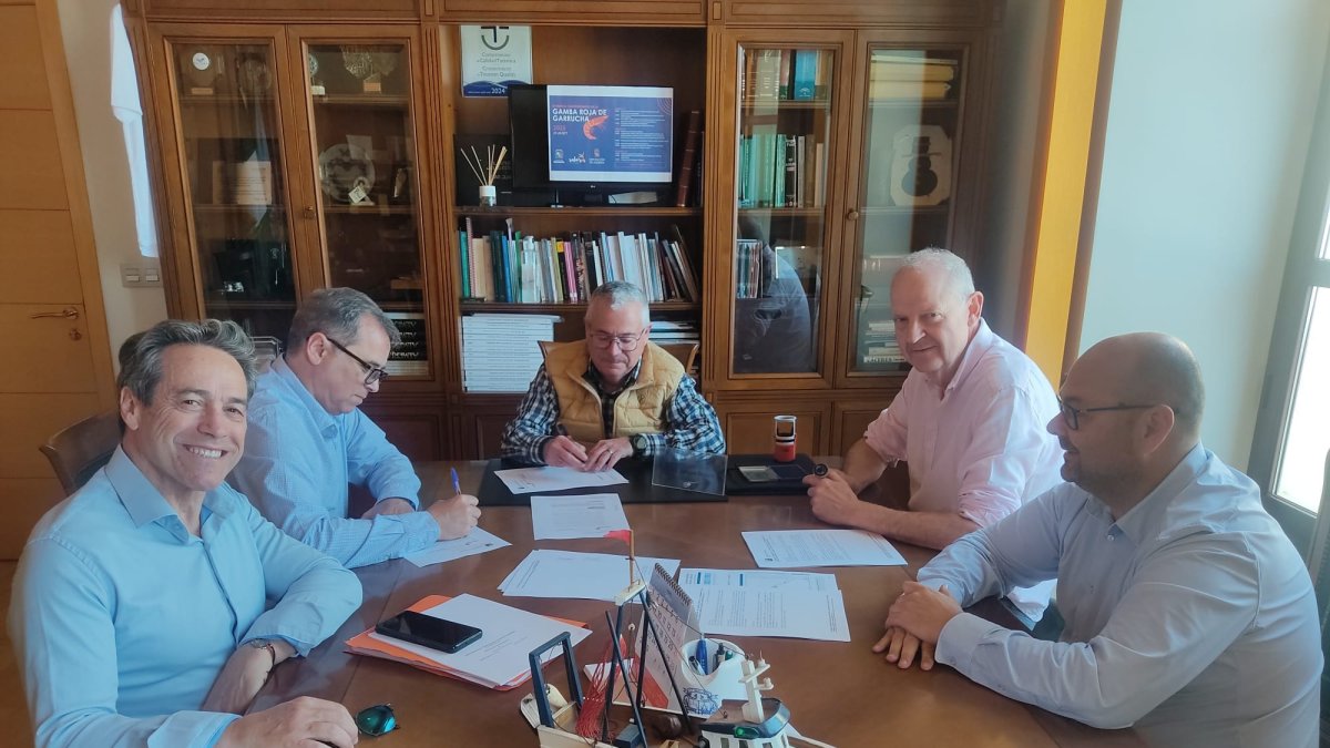 Firma de terrenos con Cimenta2 para la ampliación de la rotonda de las Buganvillas.