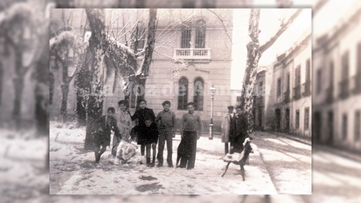 Jóvenes festejando la nevada en la Plaza de la Catedral en febrero de 1935.