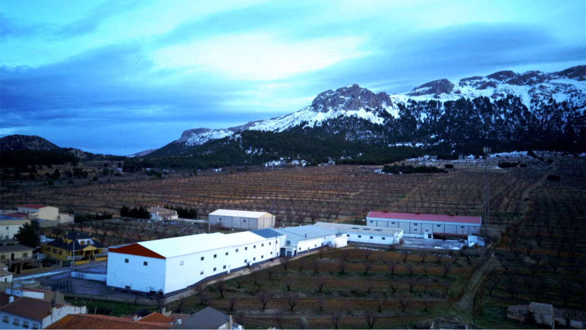 Las instalaciones de Industrias Cárnicas María en el marco incomprable de la sierra que lleva su nombre.