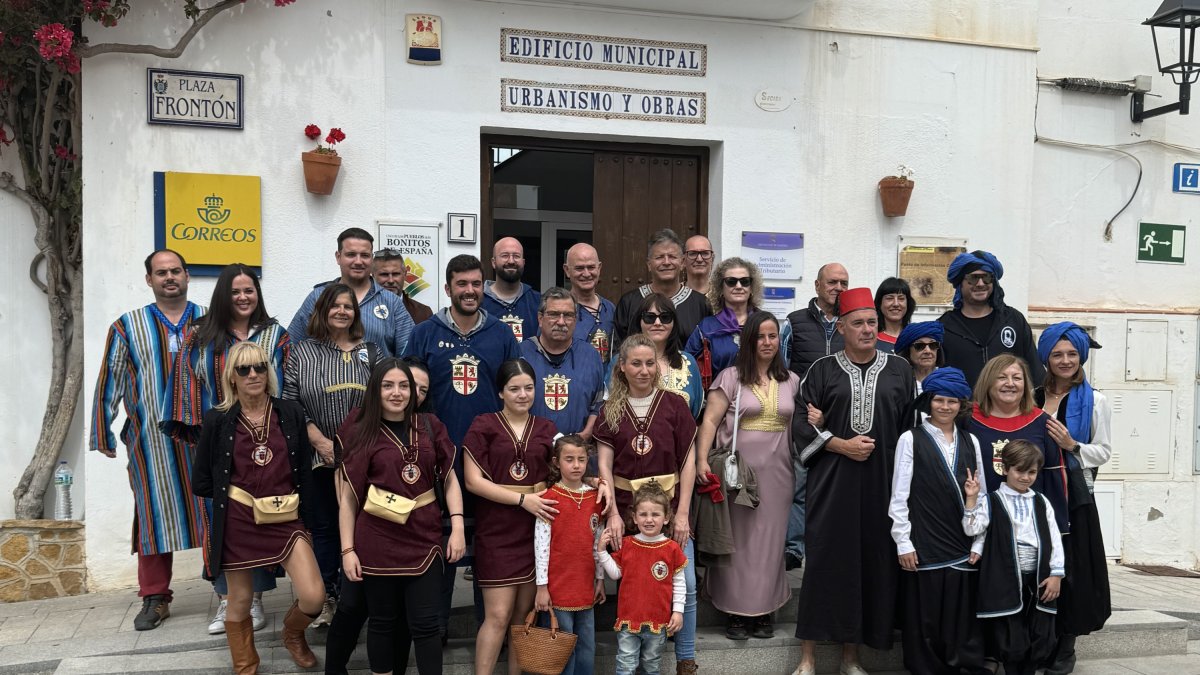 Representantes de las diferentes asociaciones y parte del equipo de Gobierno se han reunido en el Ayuntamiento de Mojácar.