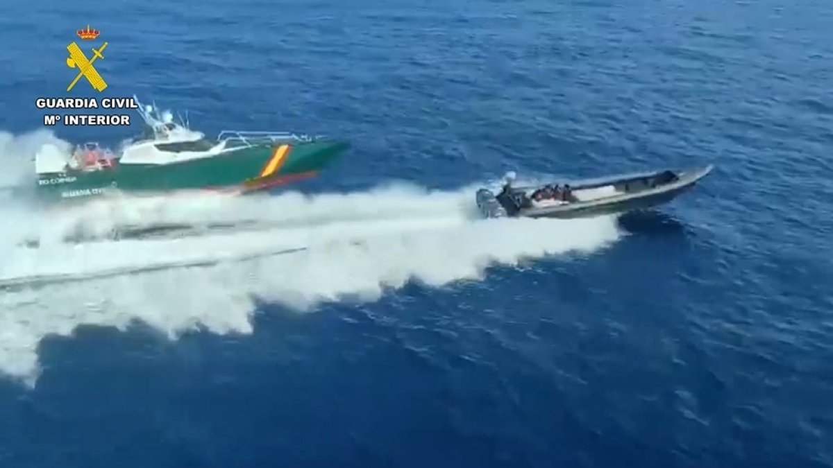 Guardia Civil en plena persecución de una narcolancha.