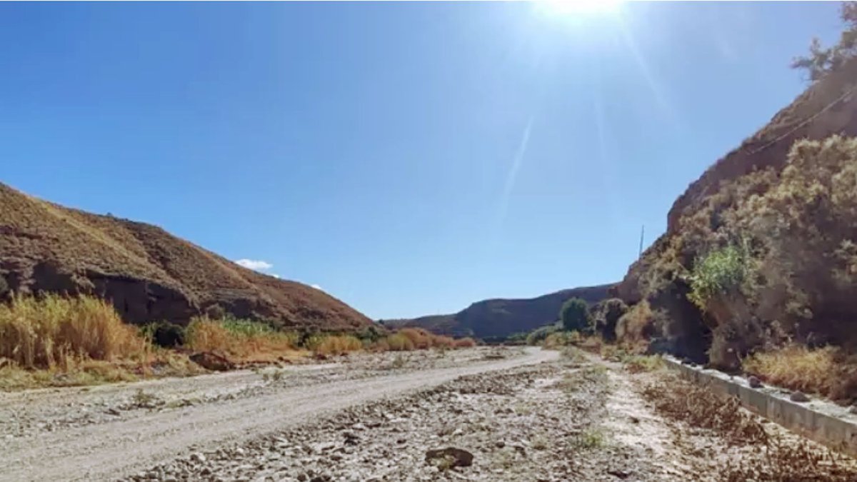 Camino en el cauce del Río Andarax.