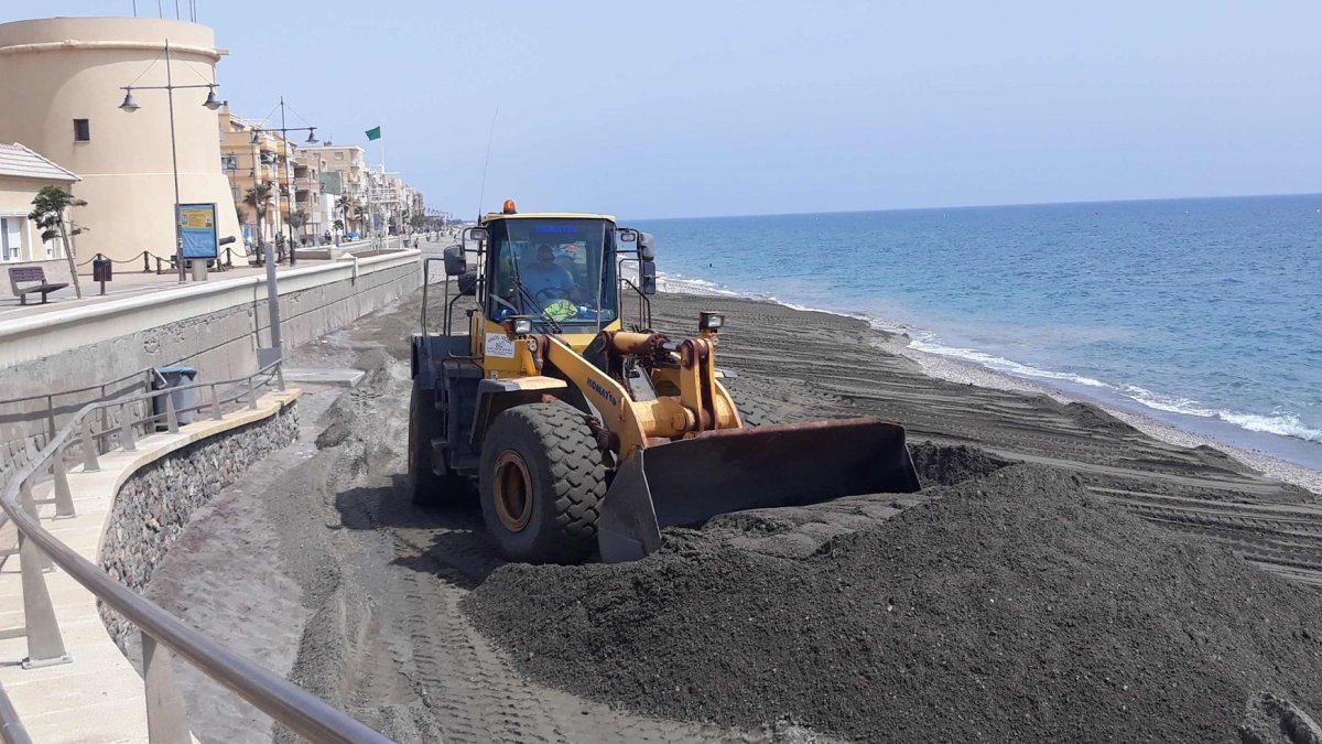 Aportación de arena en la playa de Balerma, en El Ejido (Almería).