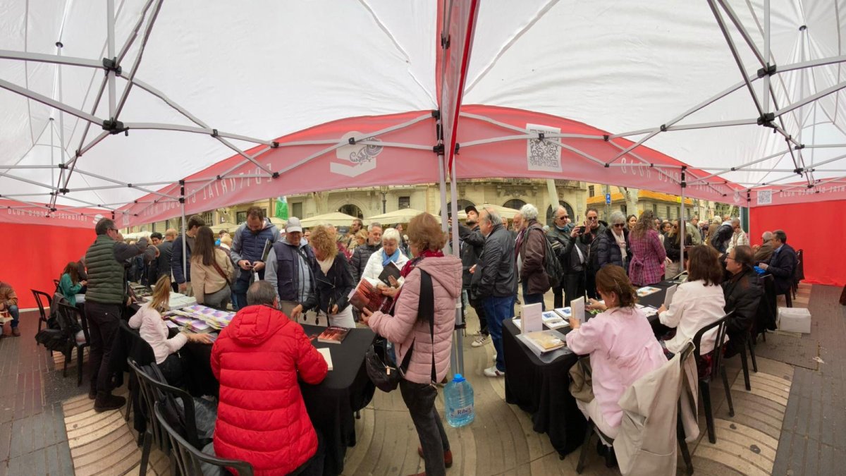 El stand de Círculo Rojo con sus autores ayer en Barcelona.