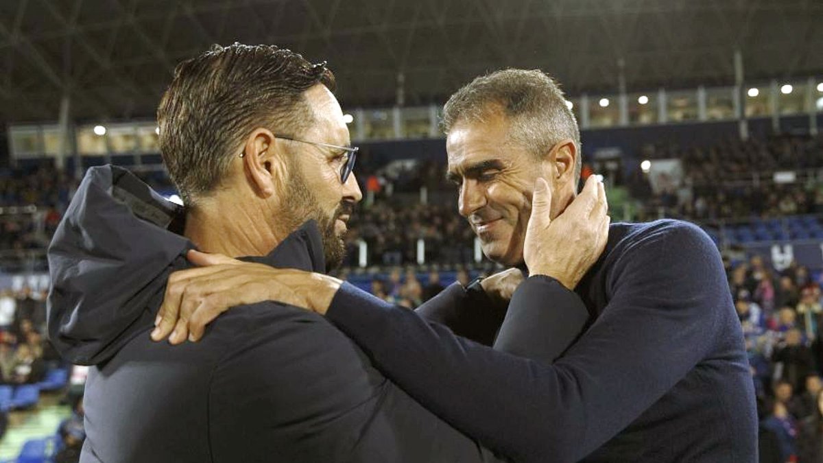 Pepe Bordalás y Gaizka Garitano se saludan en el Getafe-Almería.