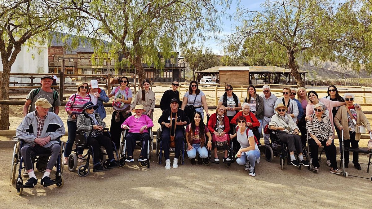 Foto de familia de Cortijo El Limonero en las instalaciones de Oasys MiniHollywood, en Tabernas.