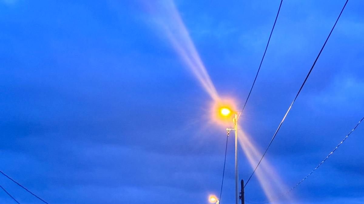 Camino ya iluminado en el Paraje Guillén