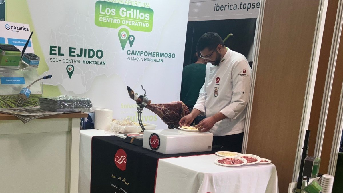 Un cocinero cortando jamón en uno de los expositores de la Expolevante-Níjar.