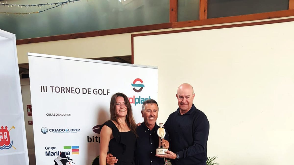 El primer clasificado, Miguel Garcia Soriano por parte de Jose Maria Musso (Director) y Lydia Silverio (Delegada)