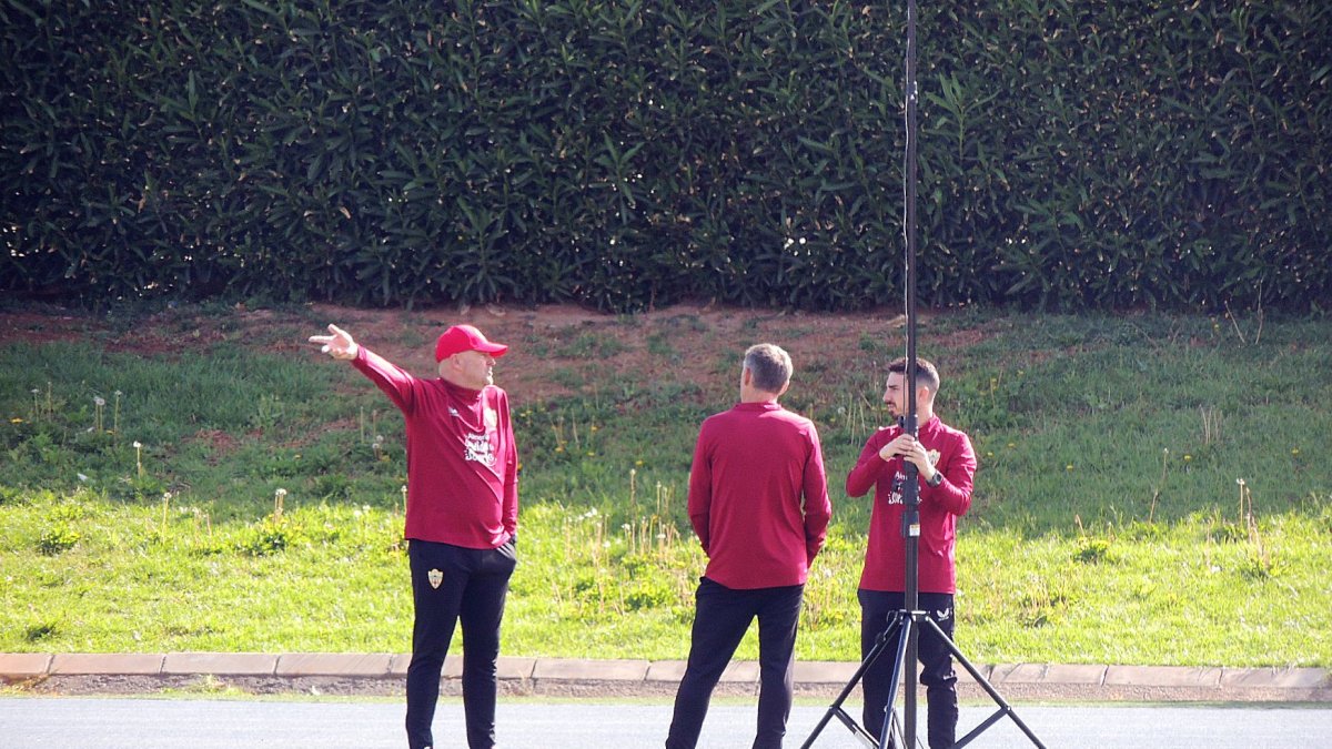 Pepe Mel y Nacho Pérez en el entrenamiento del jueves
