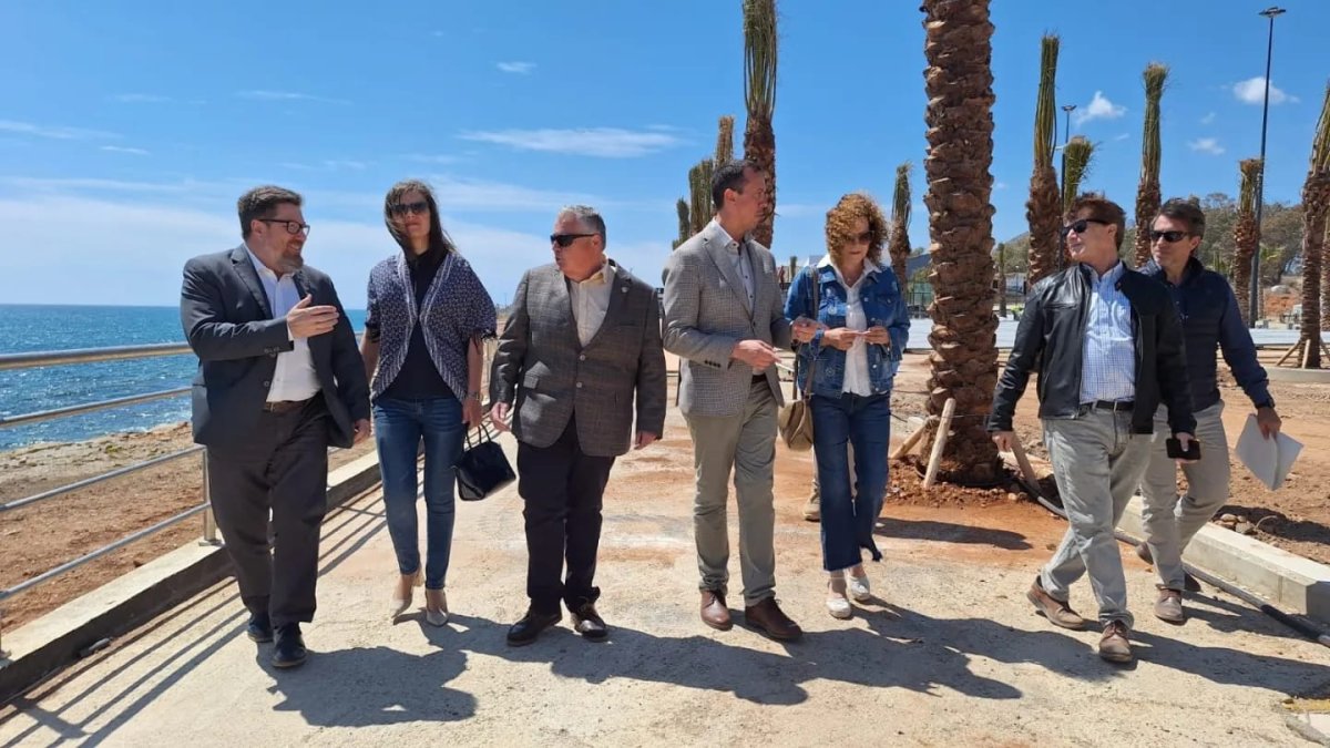 Las autoridades este jueves en la ampliación del paseo.