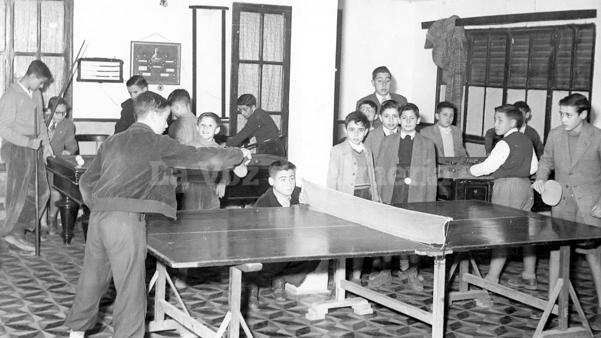 Jugando al futbolín, al billar y al ping-pong en el salón de los Jesuitas, allá por el año de 1955.
