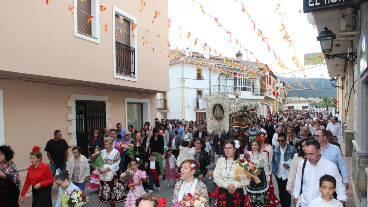 Un momento de la procesión de la Virgen de la Cabeza en María.