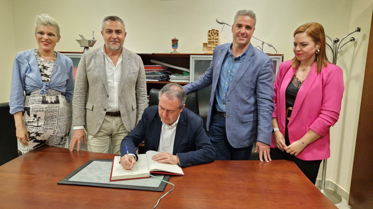 Juan Espadas, este pasado jueves en la sede del PSOE de Viator.