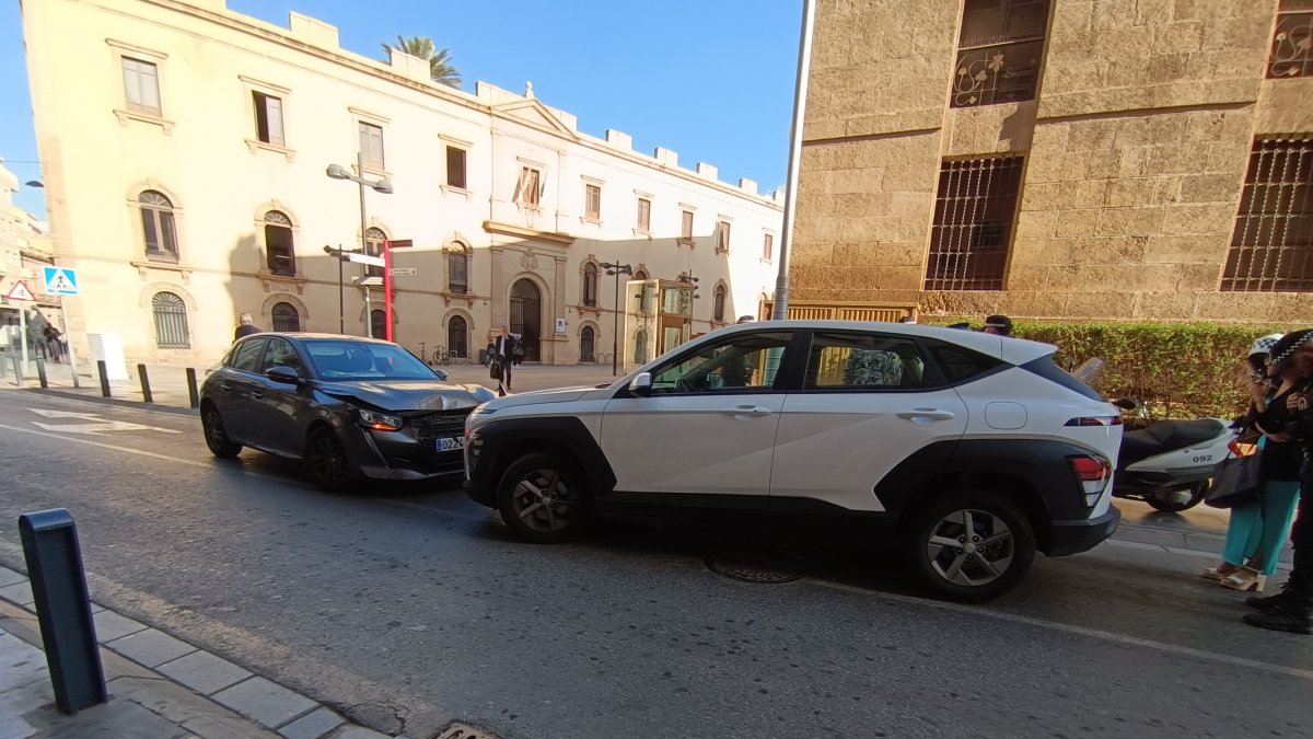 Los dos coches que han colisionado en General Tamayo.