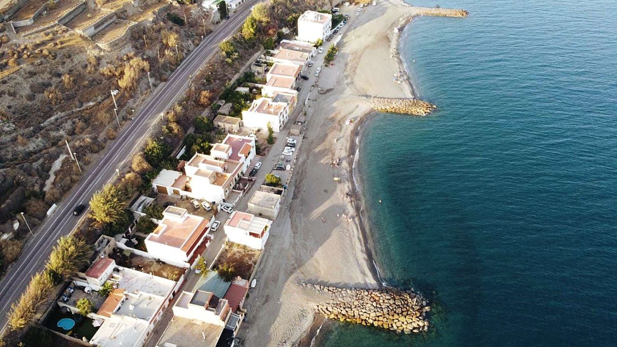Imagen de archivo de una de las playas de Adra.