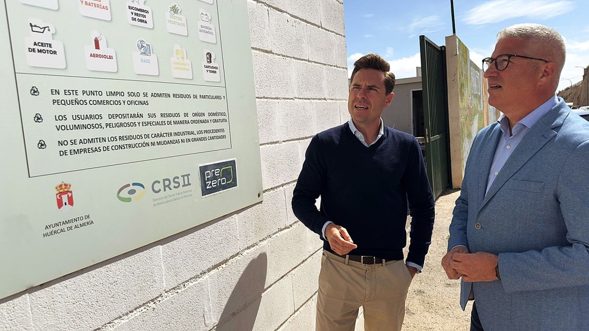 El presidente del CRSII, Ismael Torres, y el gerente, Jorge Velázquez, en el Punto Limpio de Huércal de Almería.