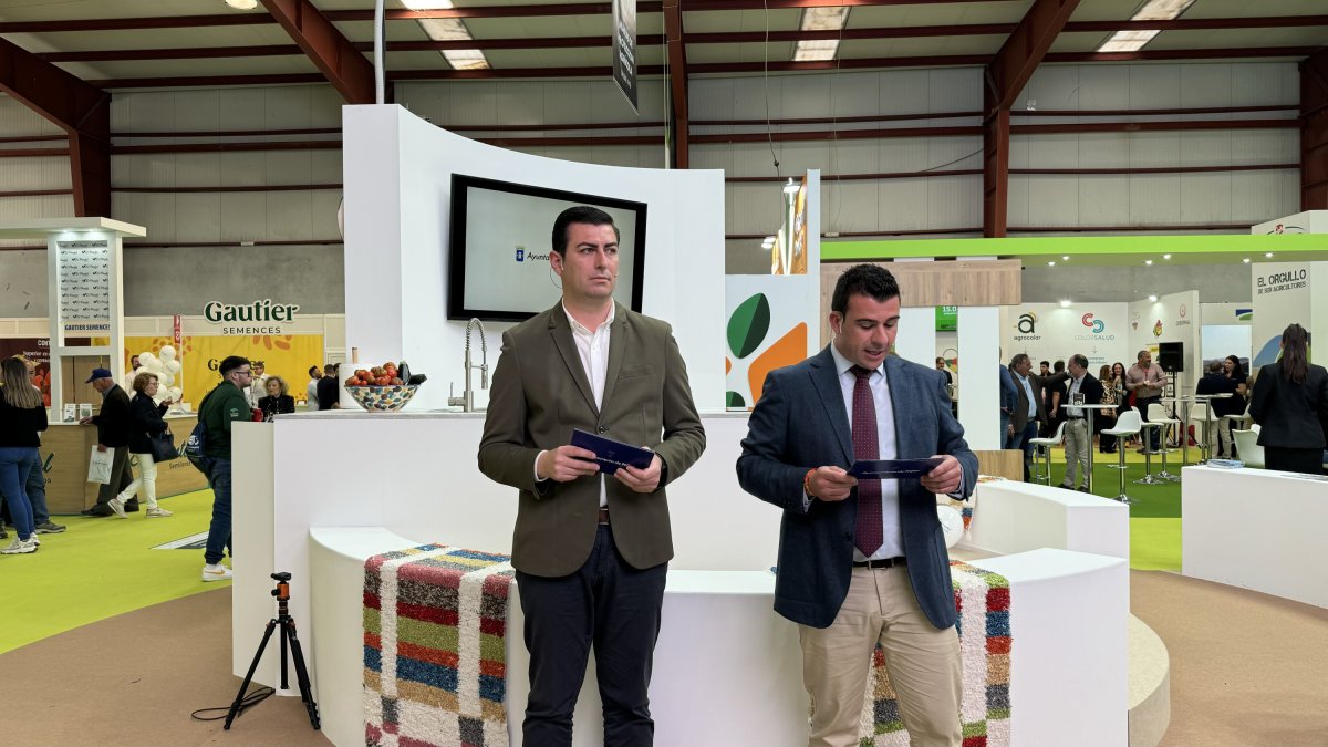 El alcalde de Níjar, José Francisco, junto con el concejal de Agricultura, Jesús Guerrero, en el stand de Níjar en Expolevante.