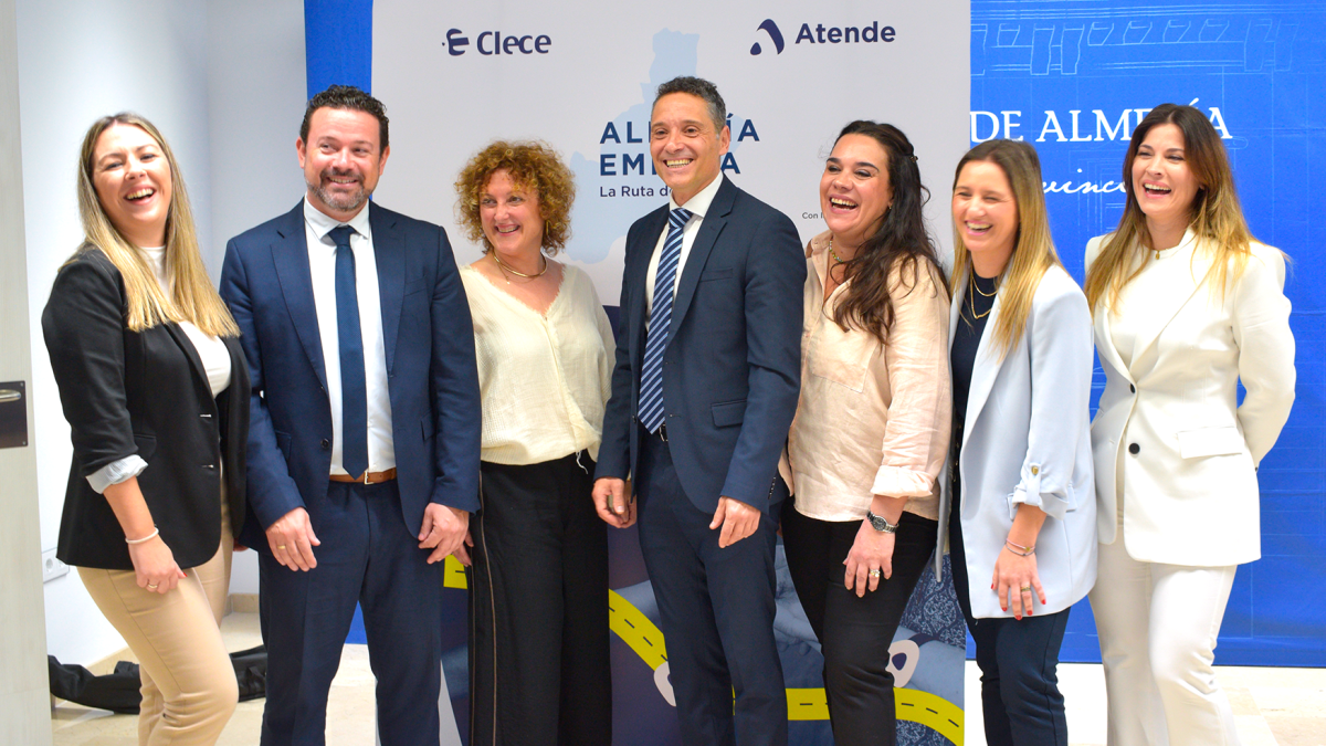 Diego López, en el centro de la foto, con parte del equipo de trabajo de la Ruta ‘Almería Emplea’. /CLV