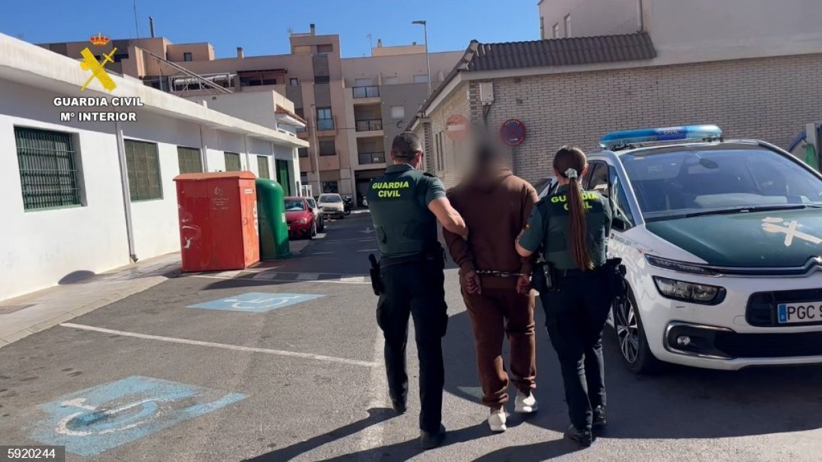 Dos agentes de la Guardia Civil de Almería con uno de los detenidos.