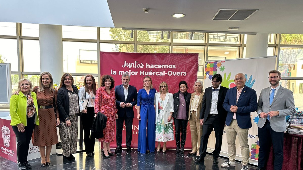 Foto de familia de los organizadores de la gala y autoridades políticas.