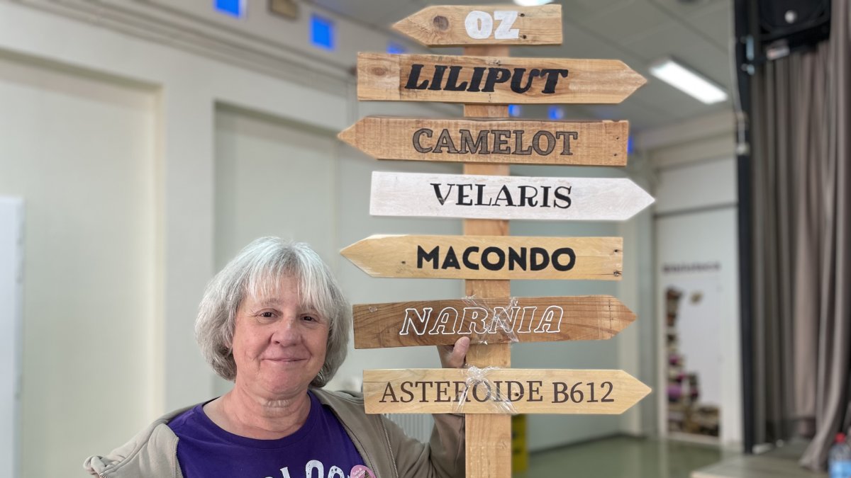 Pilar junto a señales de ciudades a las que solo se puede llegar leyendo.