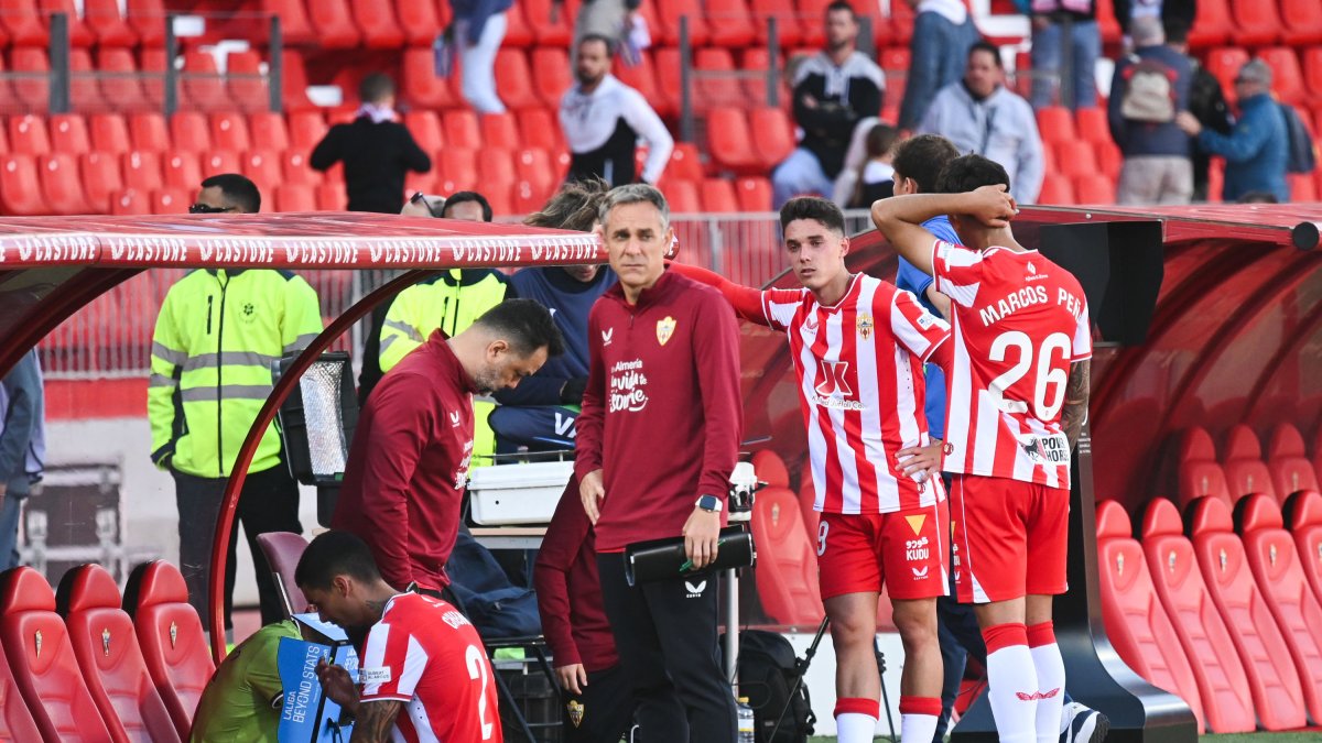 Miradas perdidas en el banquillo rojiblanco después de firmar el descenso matemático a la categoría de plata.