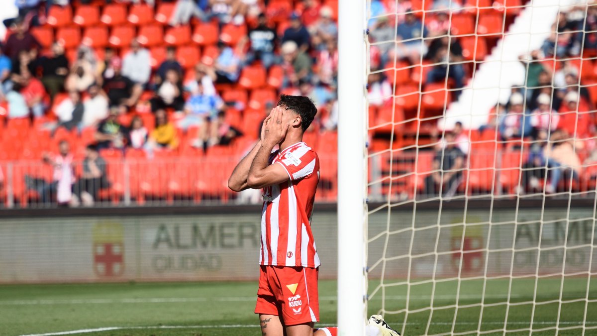 El lateral Pubill se tapa la cara en el encuentro del descenso matemático.