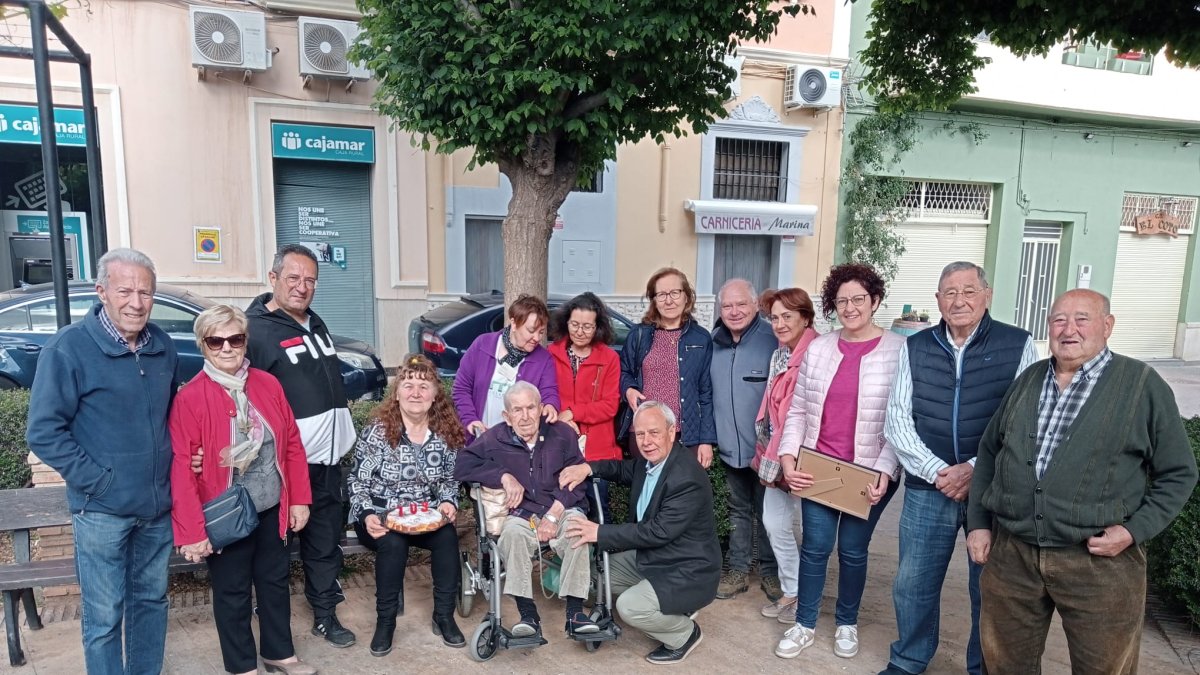 Diego Fernández Contreras celebrando su cumpleaños con su familia y compañeros de partido.