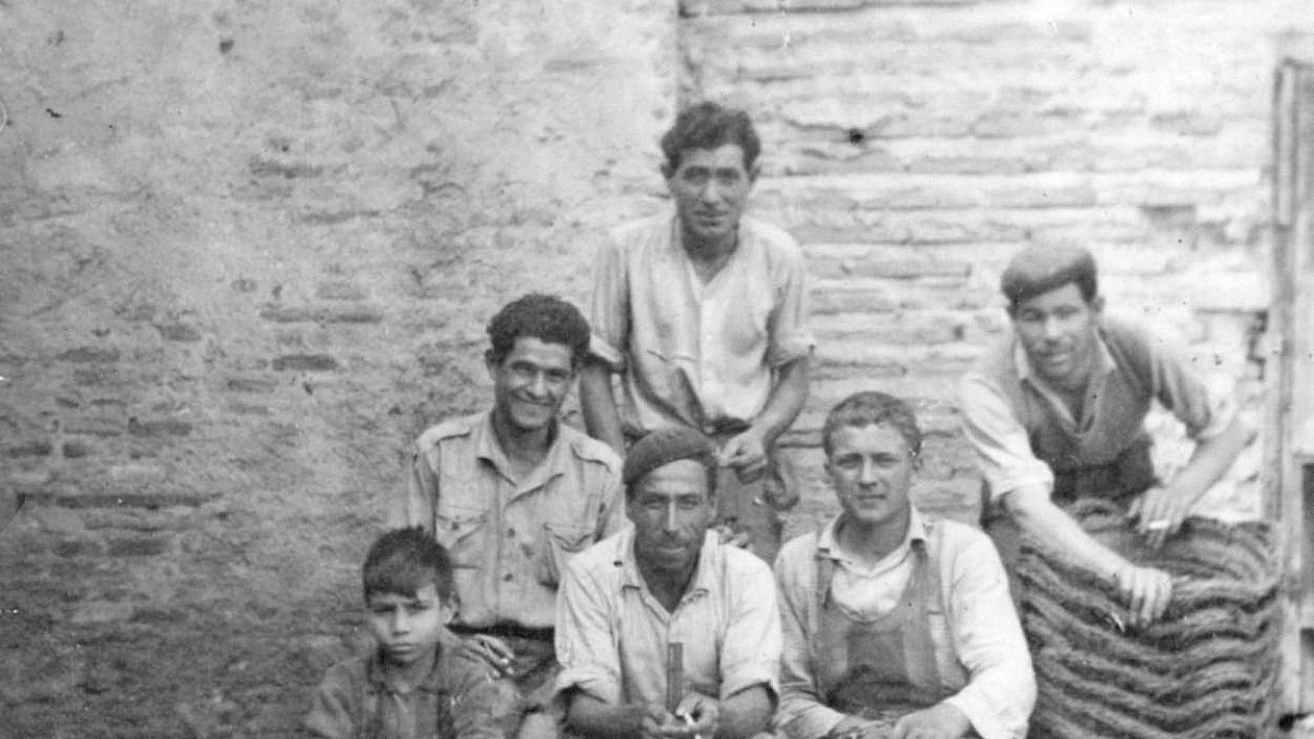 Trabajadores del almacén de envases del Barrio Alto. Sentado con una cesta en la mano se ve a Pepe Asensio, hijo del dueño.