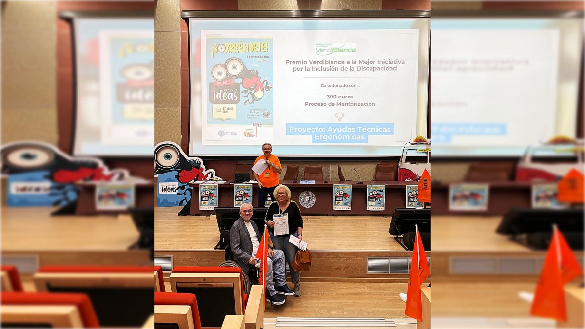 Verdiblanca entrega el premio al proyecto 'Ayudas Técnicas Ergonómicas'.
