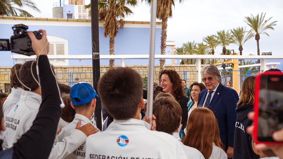 Todos los participantes y espectadores en el Club de Mar durante la presentación