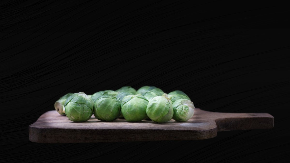 Coles de bruselas que puedes saltear con jamón y cebolla.