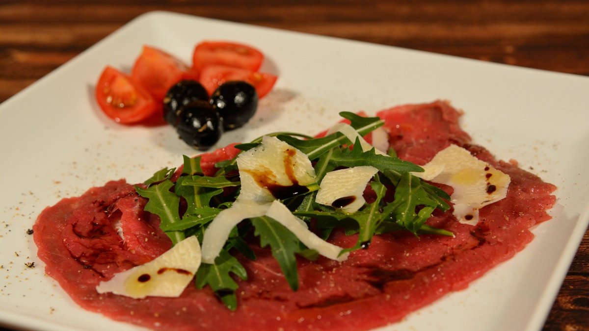 Carpaccio de ternera junto con ensalada