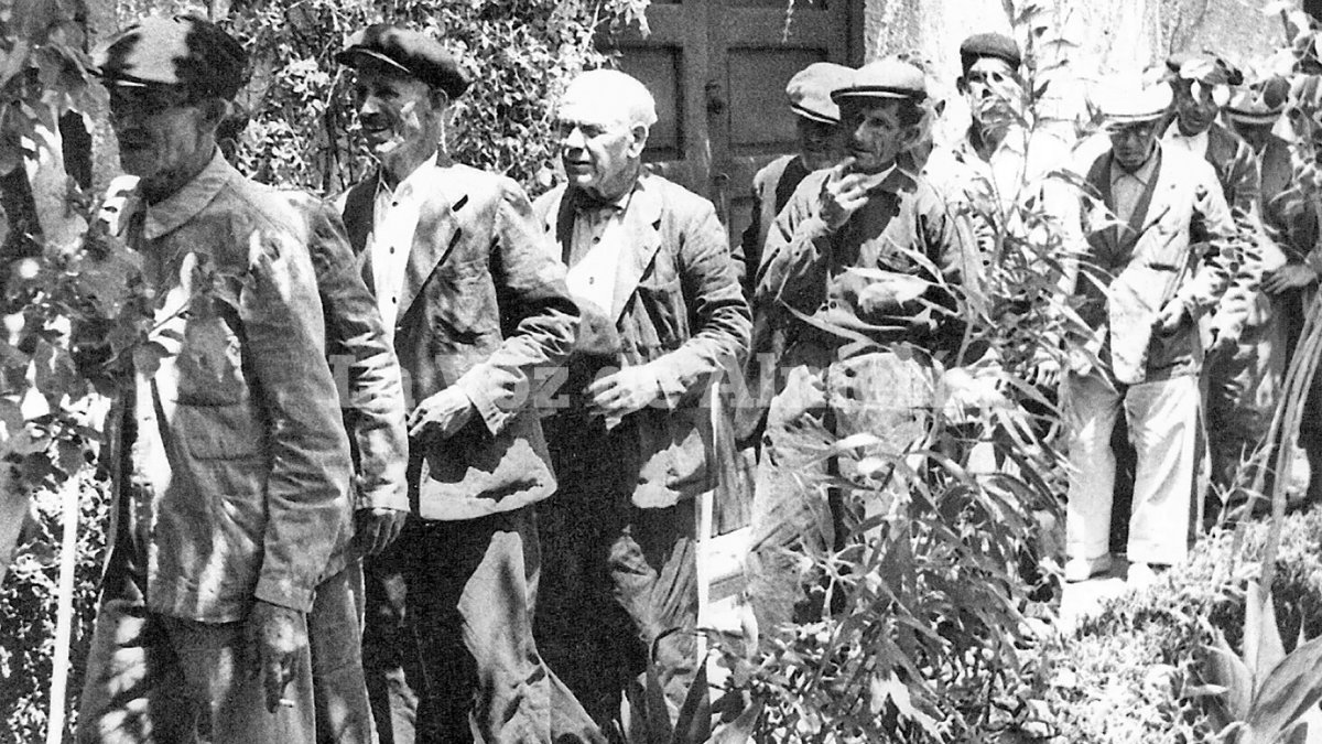 Una de las colas que se formaban en el patio del Hospital para recibir ayudas.