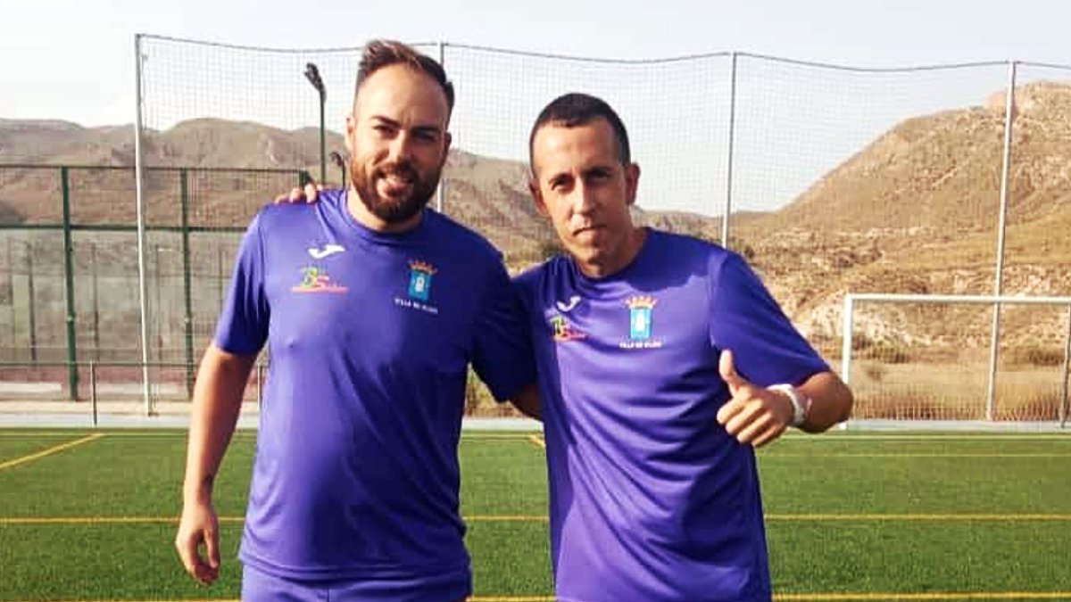 Antonio Jesús 'El Pesca' con un compañero cuando jugaba en el Níjar.