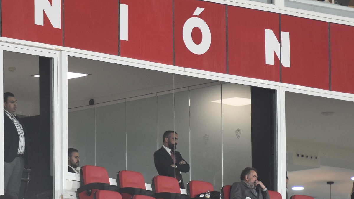 Mohamed El Assy, en el centro de la imagen, en el antepalco del Estadio de los Juegos Mediterráneos.