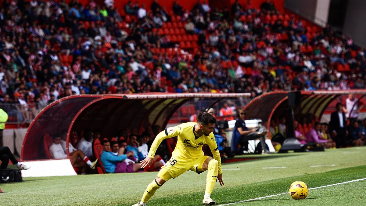 Álex Baena sigue brillando en el Villarreal y espera destino.