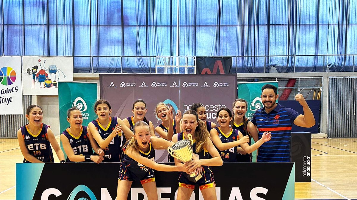 El equipo femenino de El Toyo Infantil