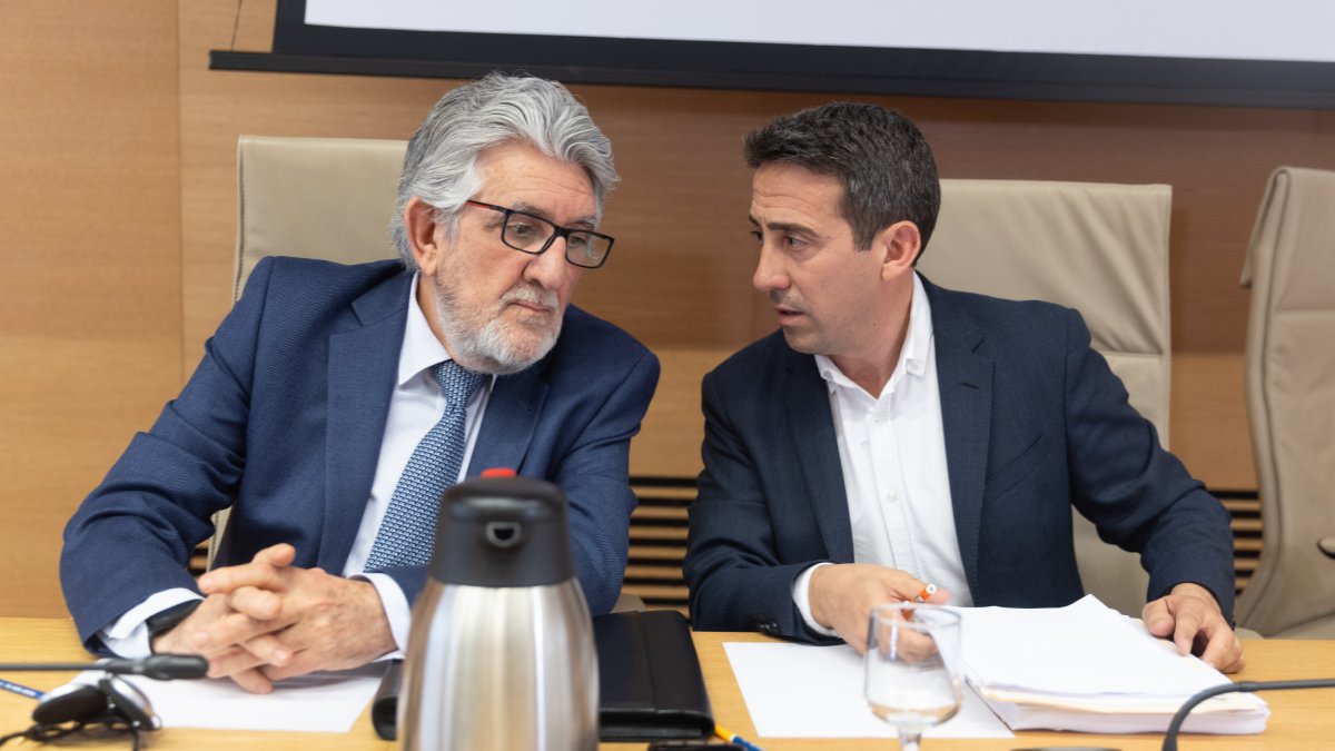 Óscar Liria, a la derecha de la foto, en el Congreso.