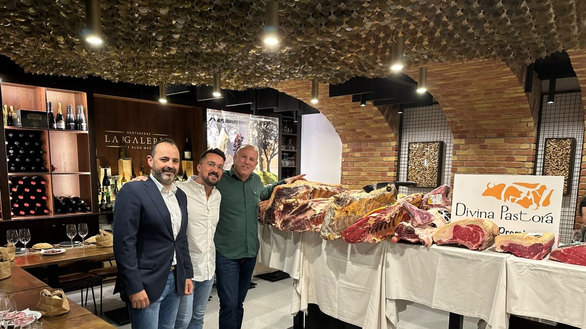 Jose Montes y Carlos Beltrán directivos del Club Gastronómico La Galería Neo Taberna junto a Miguel Gil de Carnicería Divina Pastora.