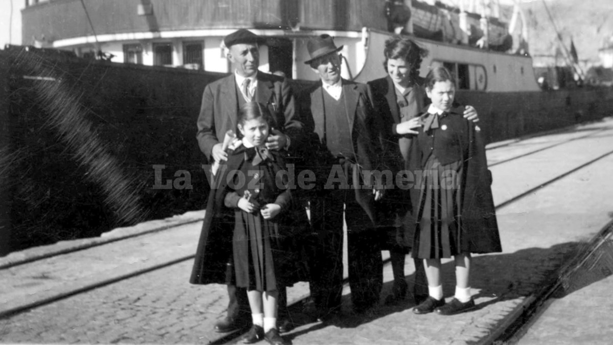 La familia de Juan Torres, del pueblo de Ohanes, en el puerto de Almería en 1956. Venían a ver a las hijas que estaban internas en la Compañía.