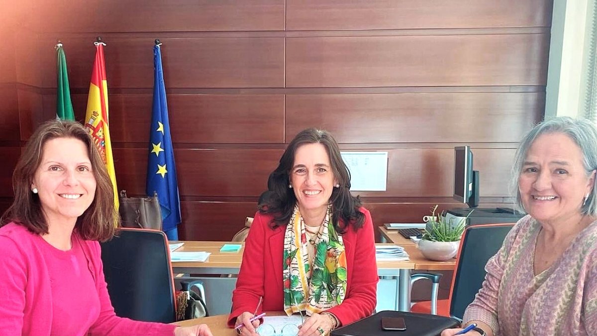 La delegada de Fomento, la directora general de AVRA y la directora provincial