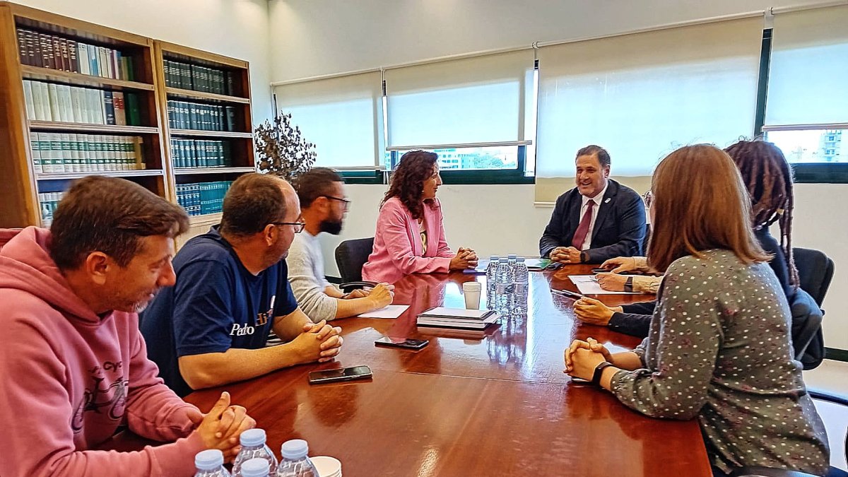 Reunión entre Francisco Alonso, María del Mar Vázquez y las familias de la Vega de Acá.
