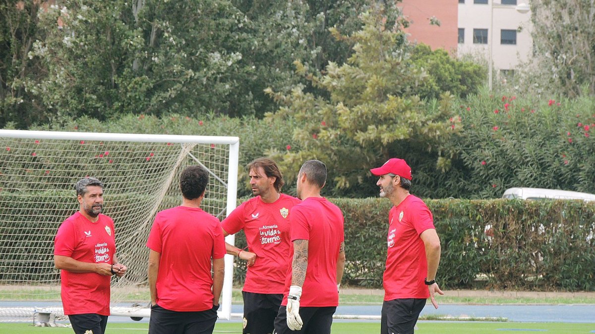 Vicente Moreno con parte de su extenso cuerpo técnico.