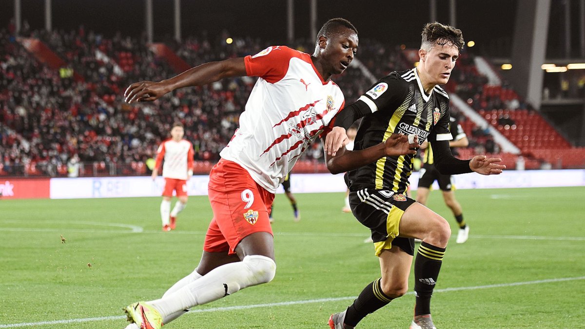 Alejandro Francés marcando a Umar Sadiq.