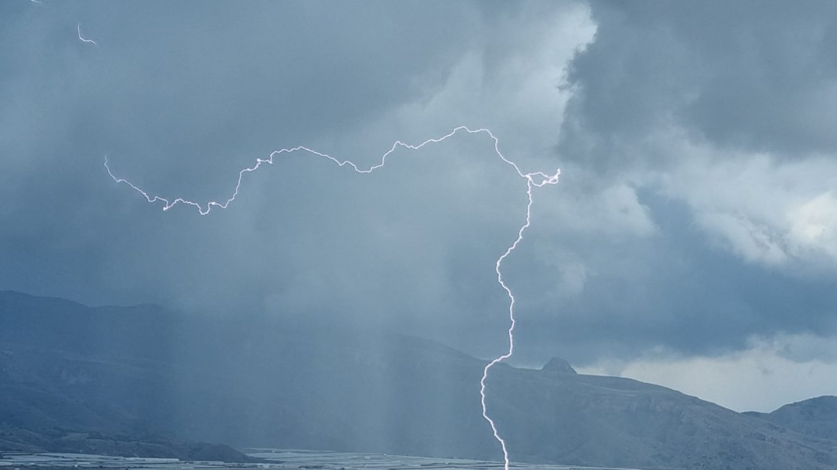 Imagen de un rayo impactando en Santa María del Águila durante una tormenta del pasado 29 de abril.
