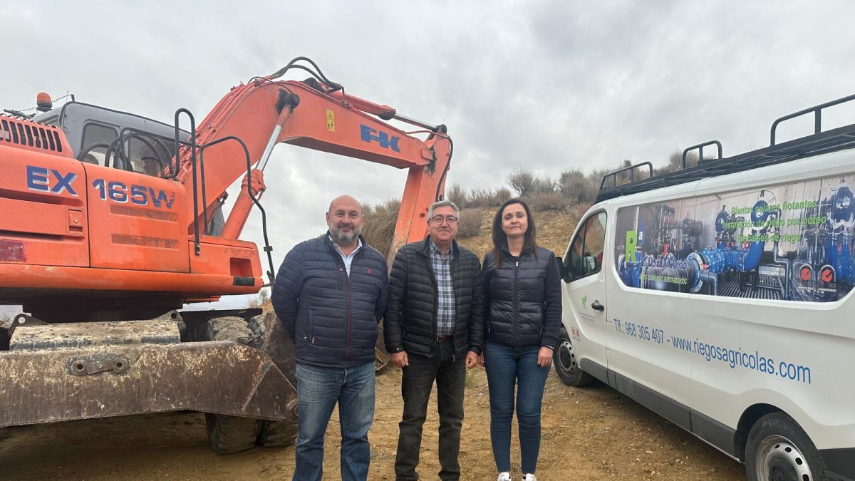 Autoridades municipales y responsable de la empresa (izquierda) en el inicio de los trabajos.