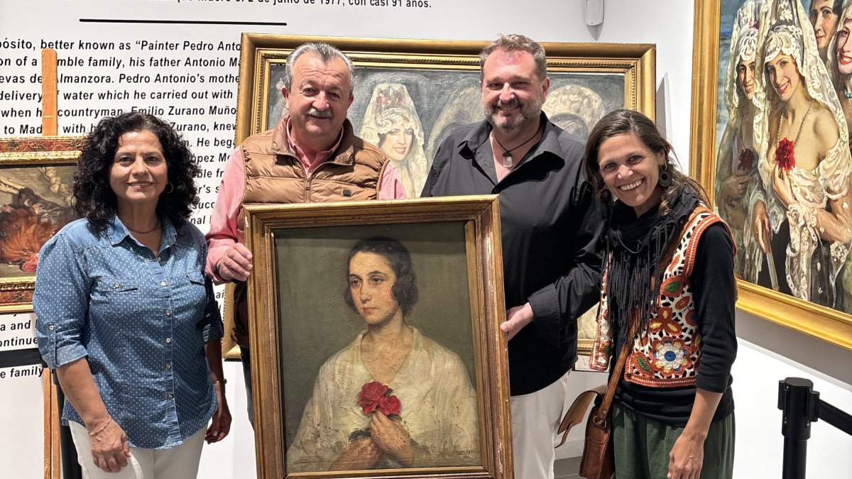 Alcalde y concejales con la nueva obra del pintor Pedro Antonio Martínez.